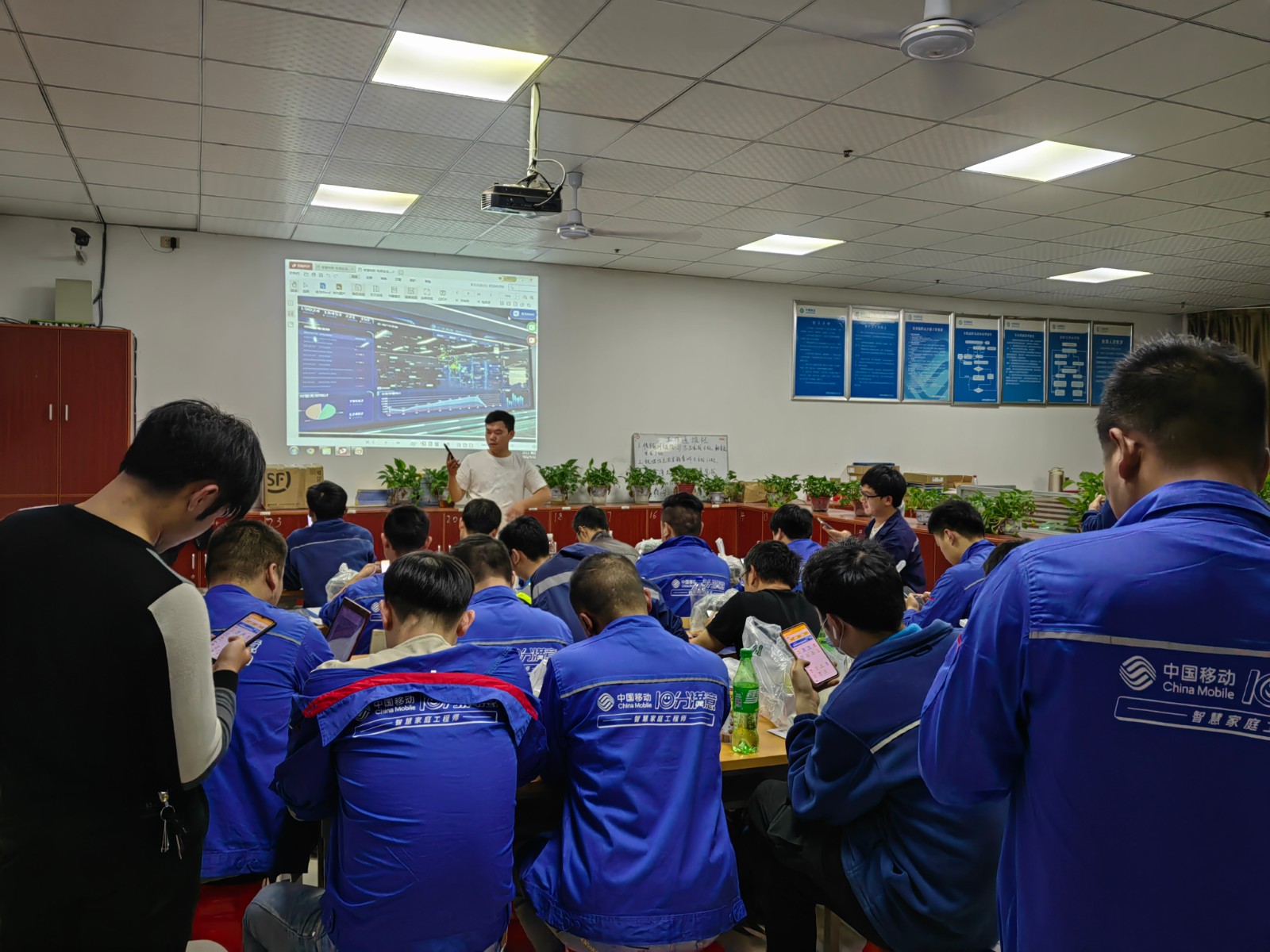 OUBAO科技为中移铁通有限公司安全用电培训
