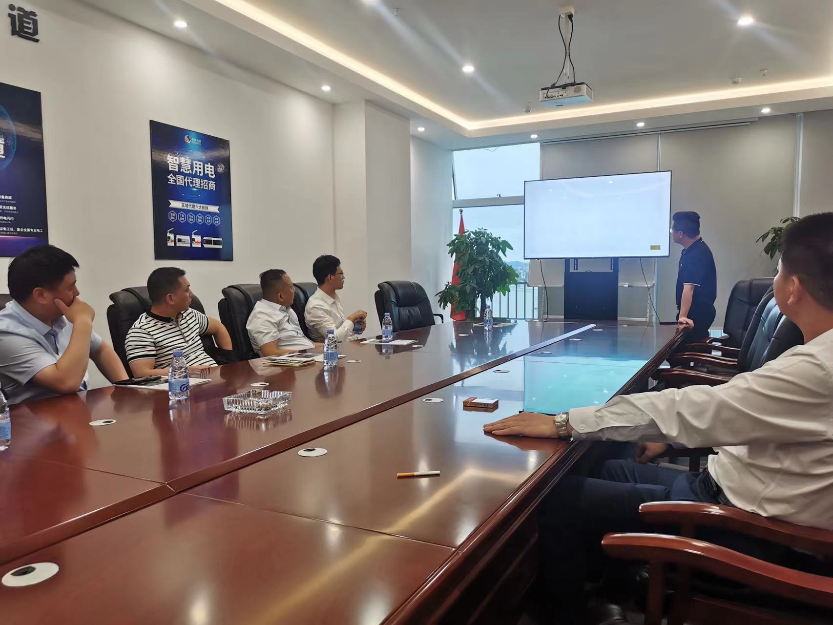 大冶市委常委领导莅临OUBAO科技参观指导