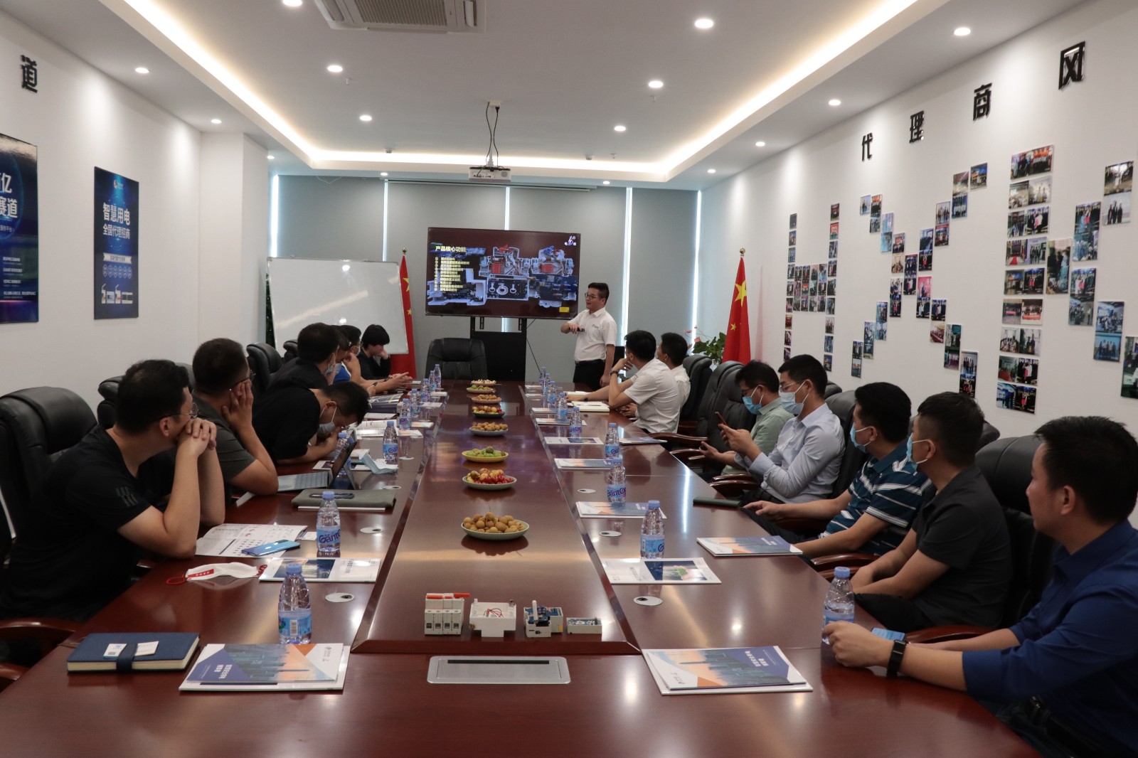 新奥能源集团领导一行莅临OUBAO科技参观指导
