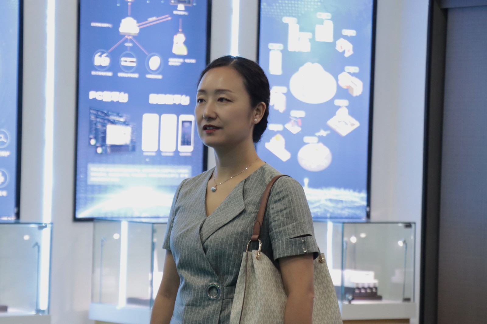 乌鲁木齐经济技术开发区招商服务局莅临OUBAO科技参观指导